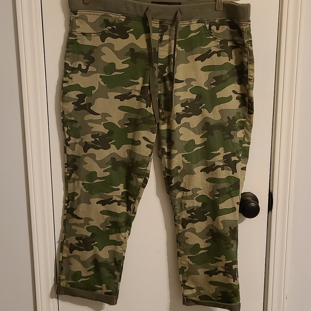 Junior's camo capris